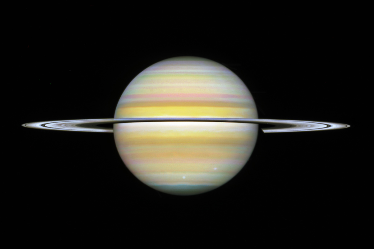 Saturne et ses anneaux réduits à une ellipse très aplatie